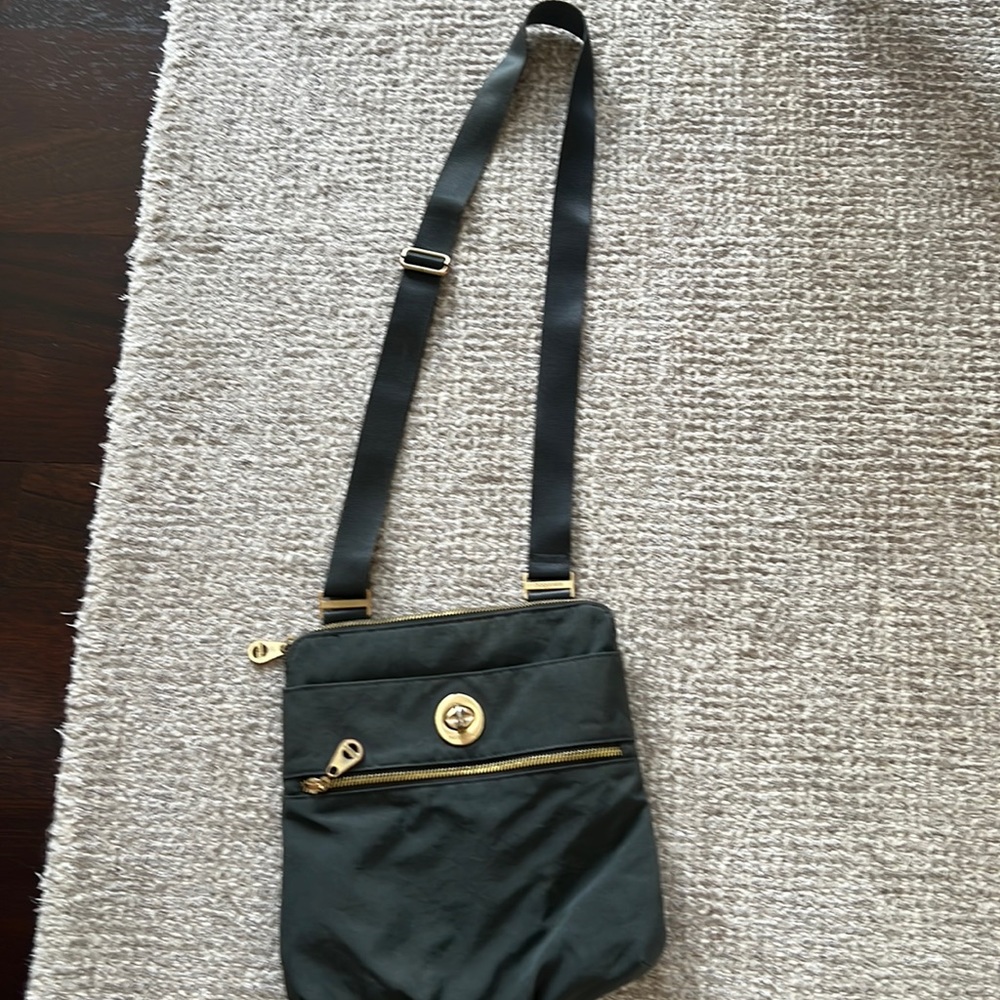 Baggallini Grey crossbody w/gold hardware